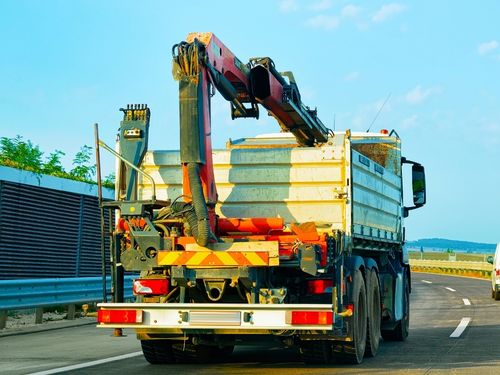 Truck-mounted hydraulic equipment